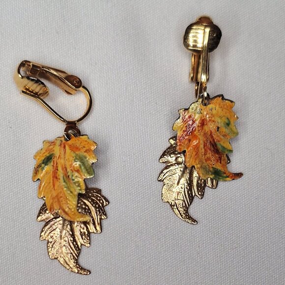 Vintage Clip On Earrings Autumn Leaf Enamel Gold Tone Fall Nature Inspired Boho - Picture 2 of 4